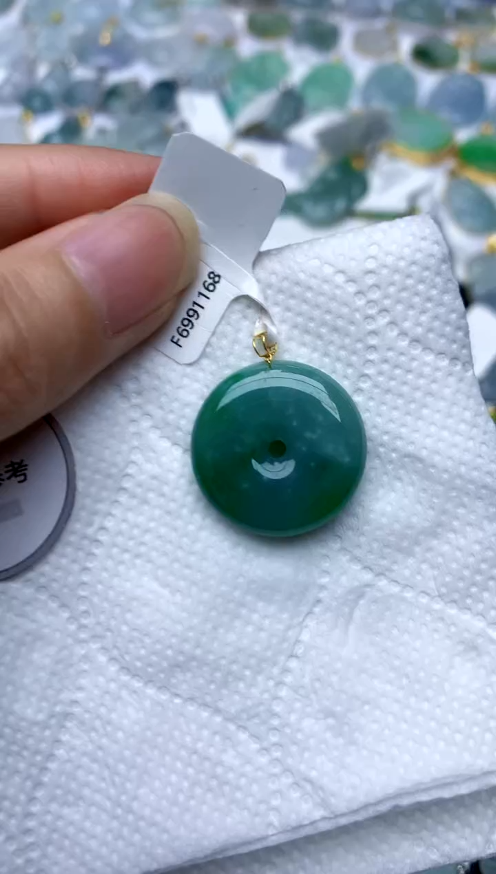 颈饰18K金镶嵌翡翠天然A货翡翠