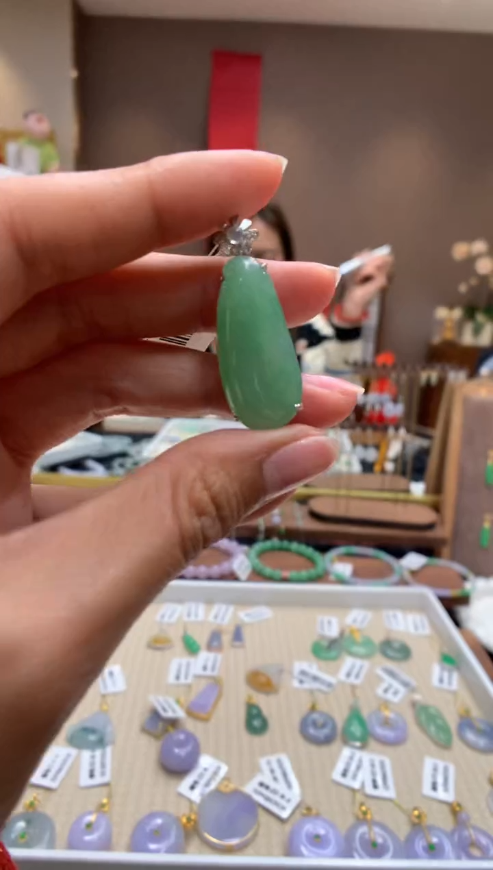 【闪购商品】翡翠颈饰18K金镶嵌福瓜