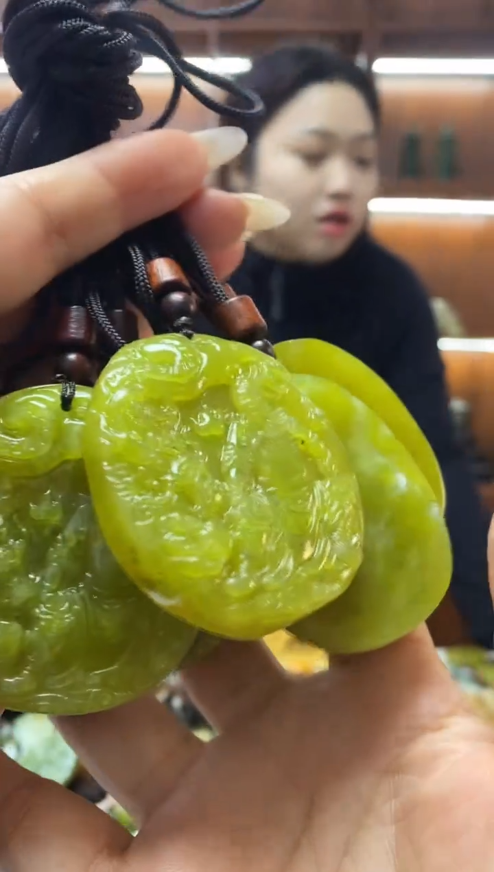 未镶嵌蛇纹石玉吊坠多样性发其一