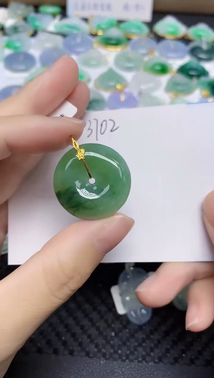 翡翠18K金镶嵌颈饰天然缅甸翡翠A货