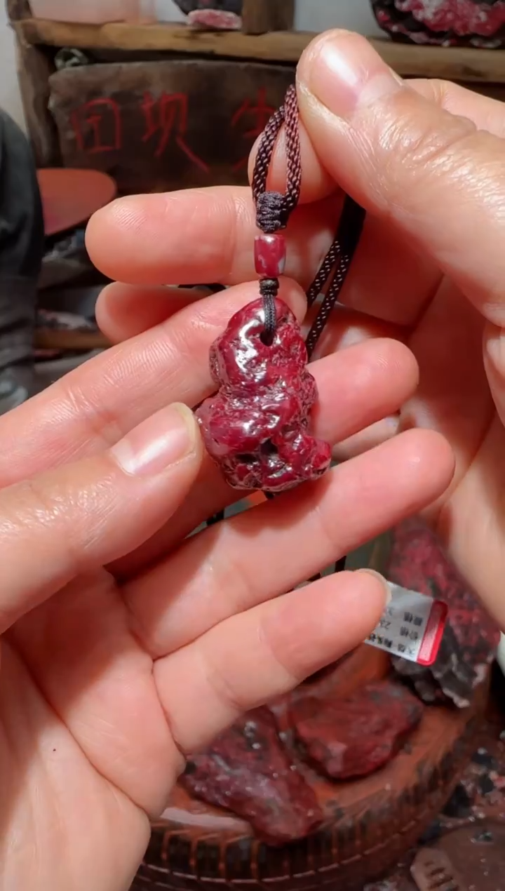 天然辰砂玲狗头砂吊坠34