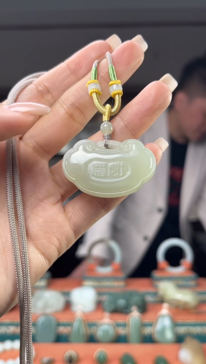 颈饰未镶嵌和田玉佩佩