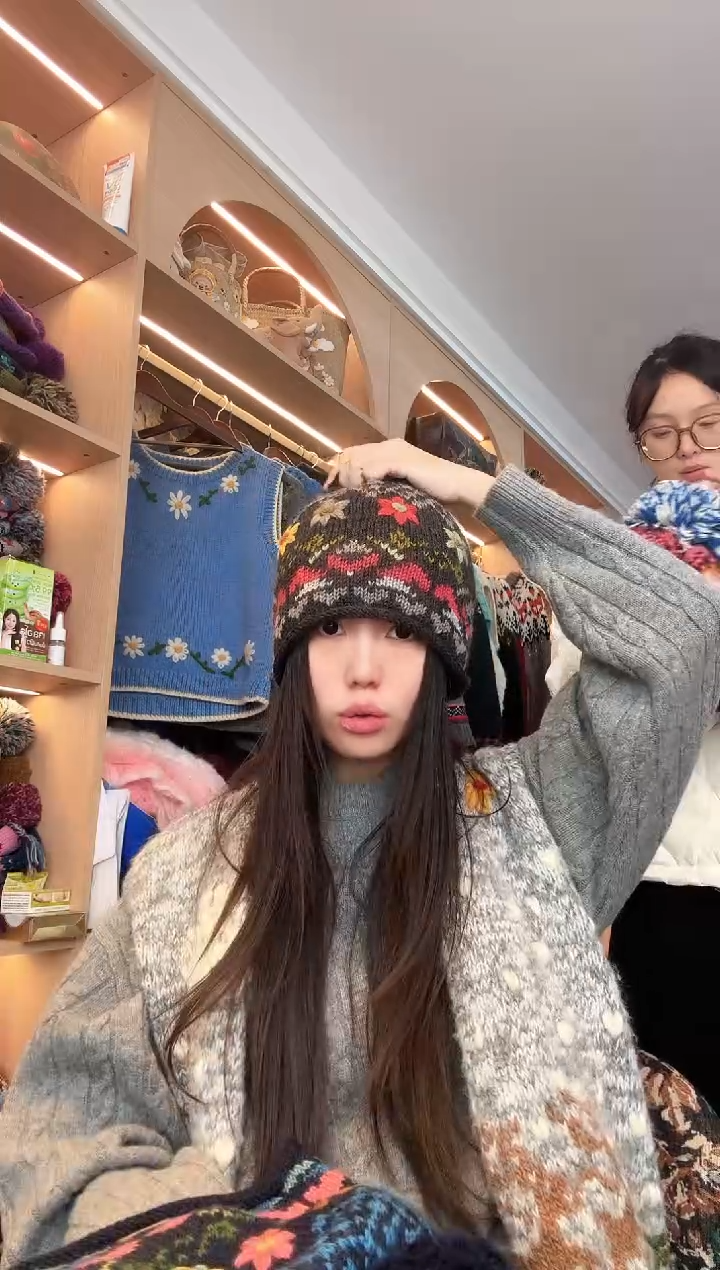 羊毛灰色刺绣帽 
