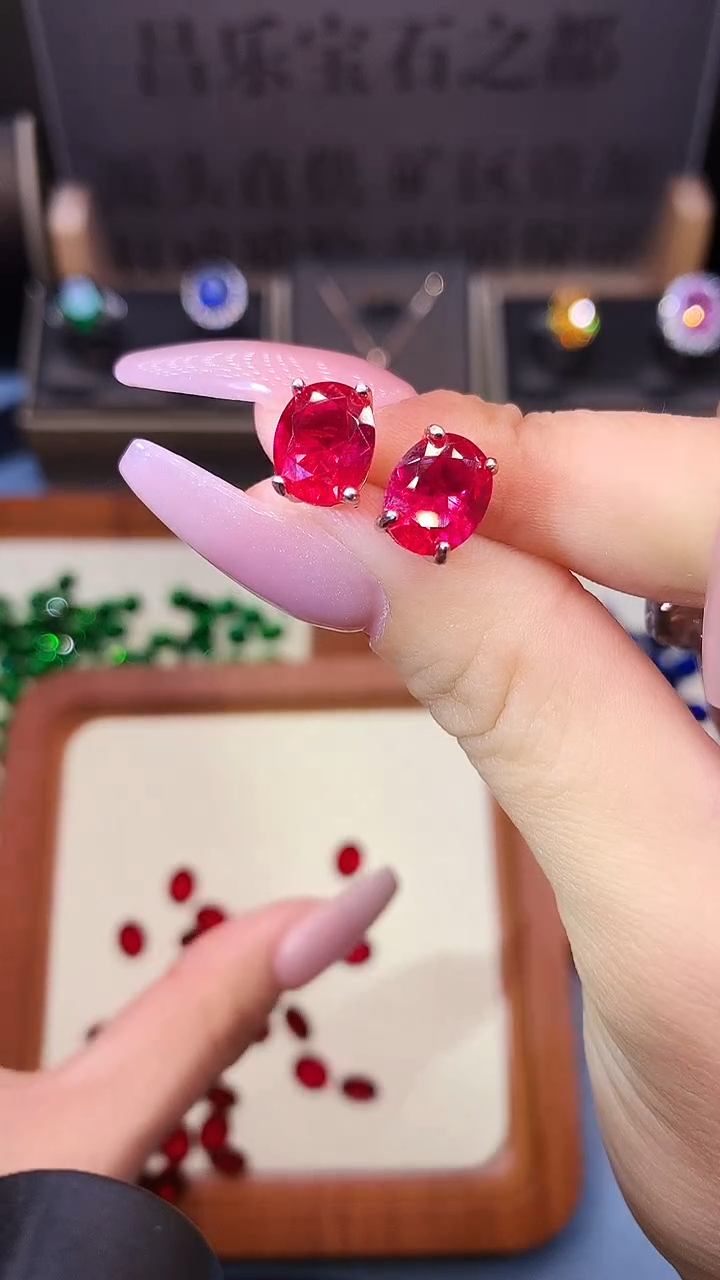 银S925镶嵌耳饰红宝石.......