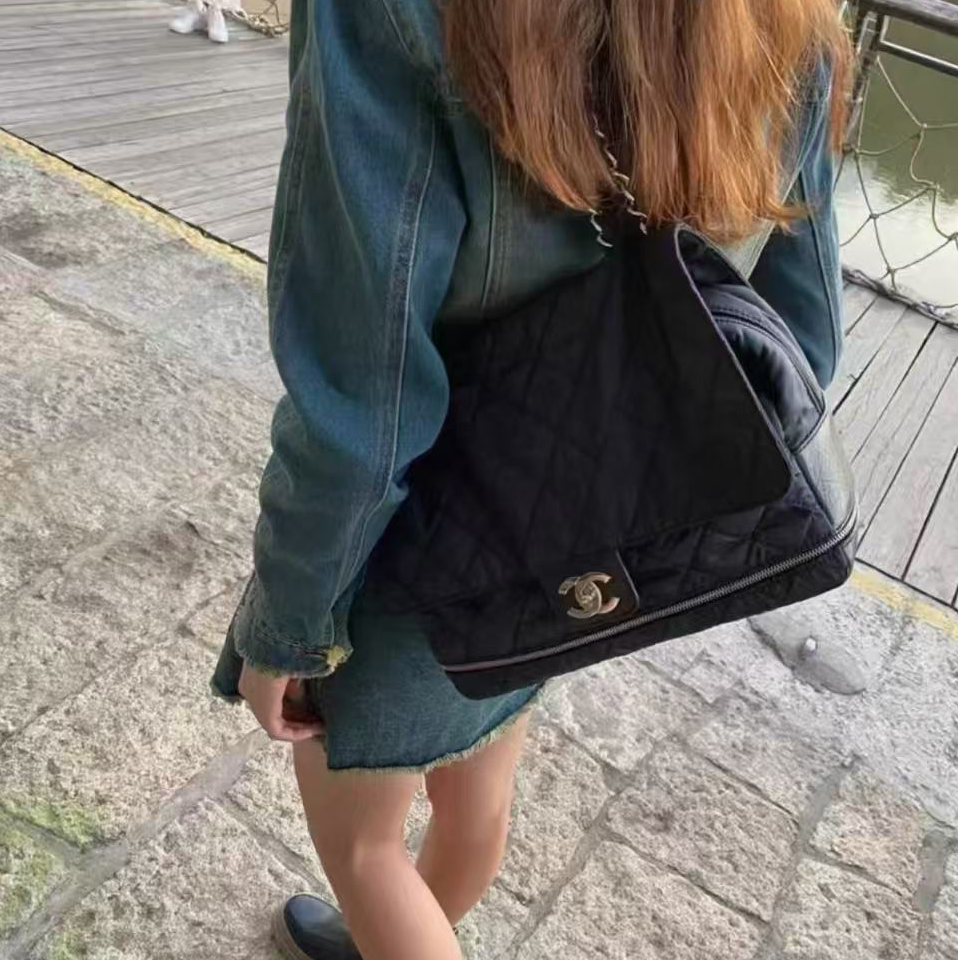 95新 Chanel/香奈儿 展会外场！黑银硬底拓层机场包