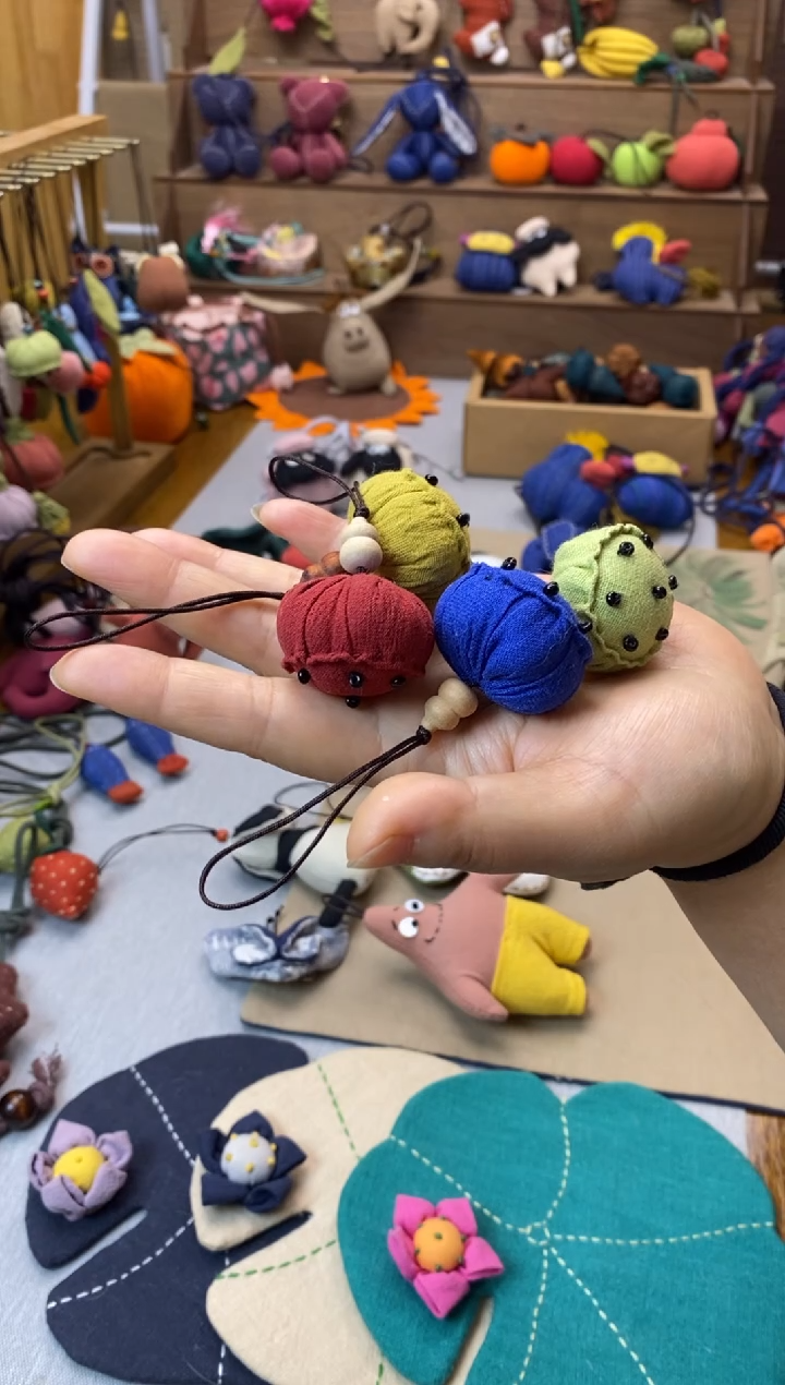 小莲蓬手机挂（四色各1）