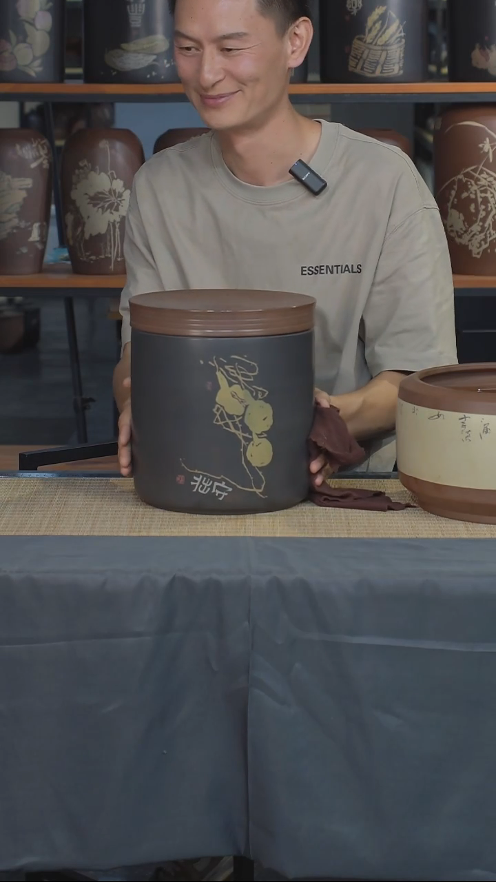  云水山涧建水紫陶七饼存茶缸 守拙