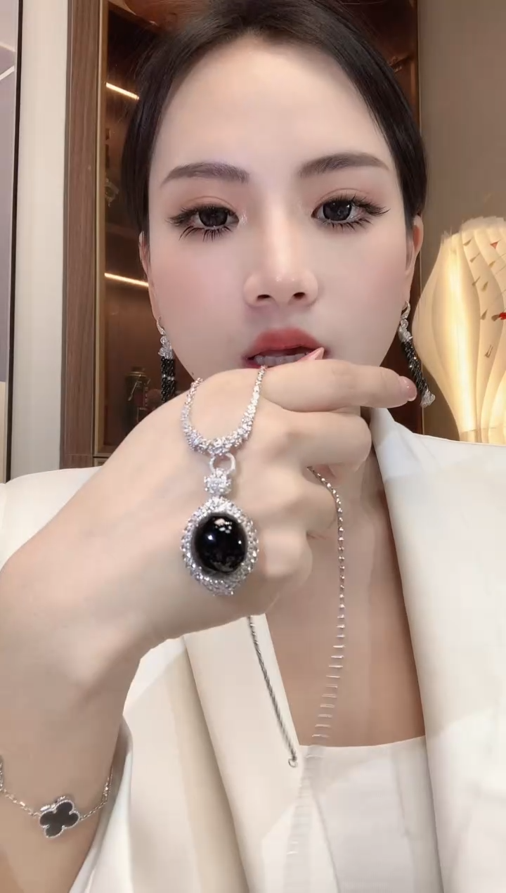 【闪购商品】翡翠吊坠(不含链)18K金镶嵌D51
