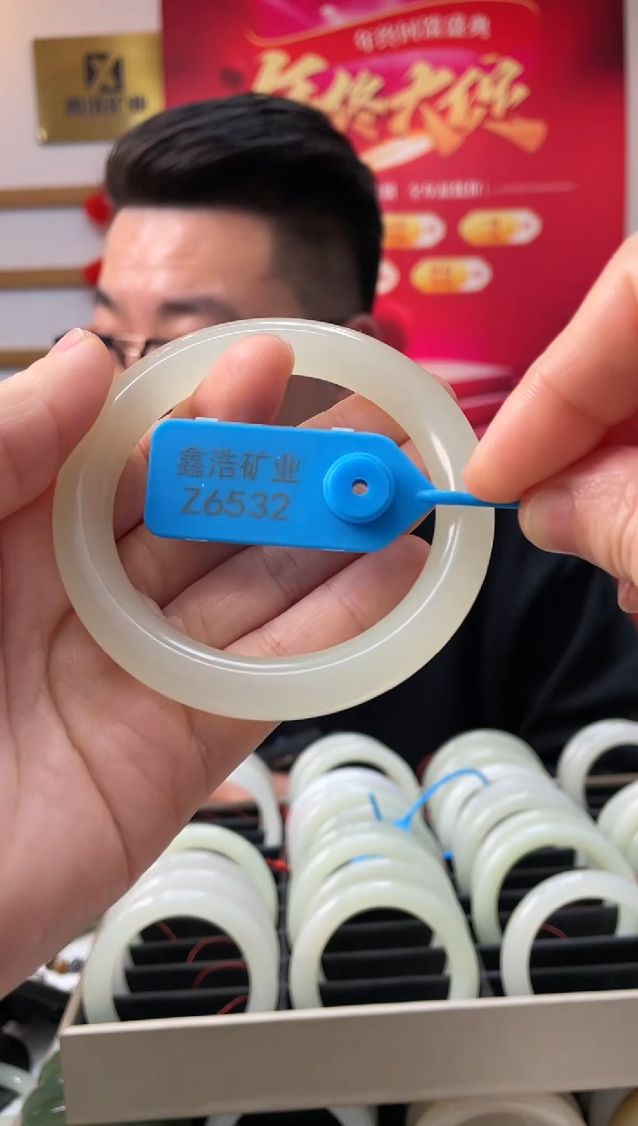 【闪购商品】和田玉手镯未镶嵌翠胶猫 Z6532 圈口60