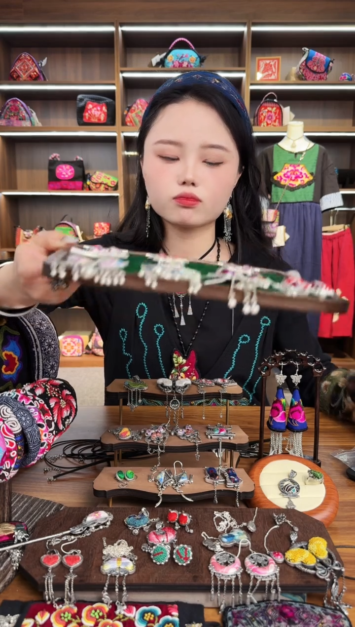 【闪购商品】织绣A10蒙阿苏苗绣传承