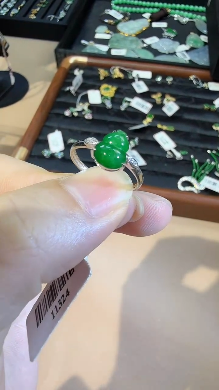 18K金镶嵌戒指翡翠翡翠满绿葫芦戒指