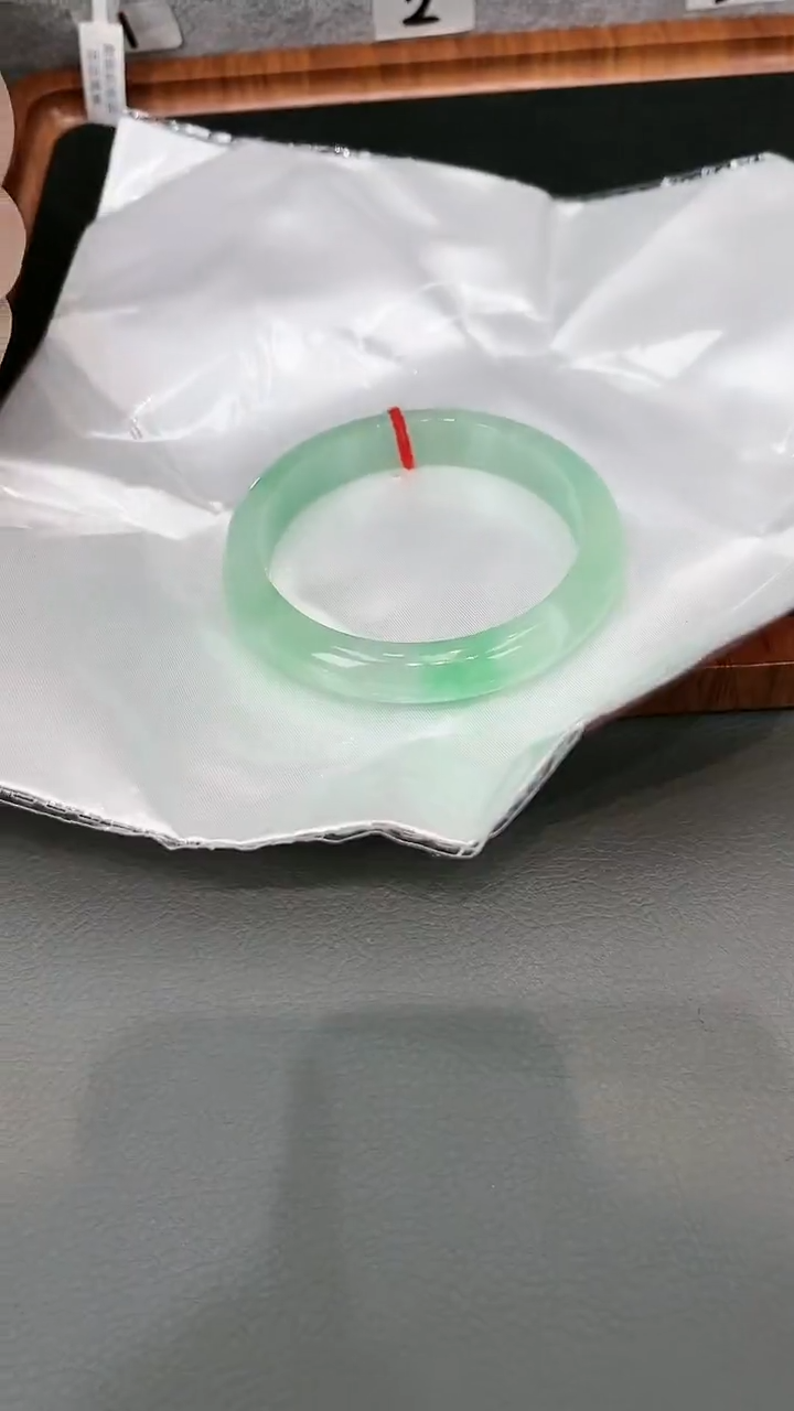 【闪购商品】砖雕s41果绿飘花手镯圈口53-60