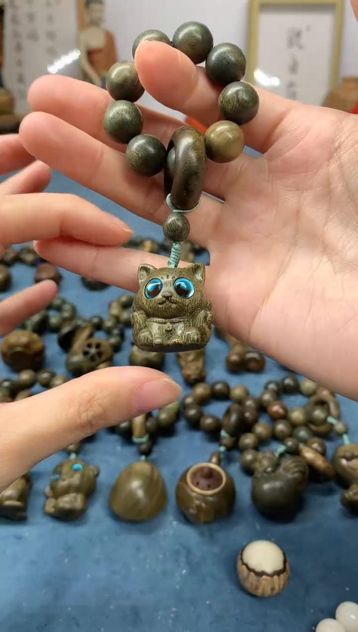 【闪购商品】维腊木（绿檀）把件九尾狐 盘玩件