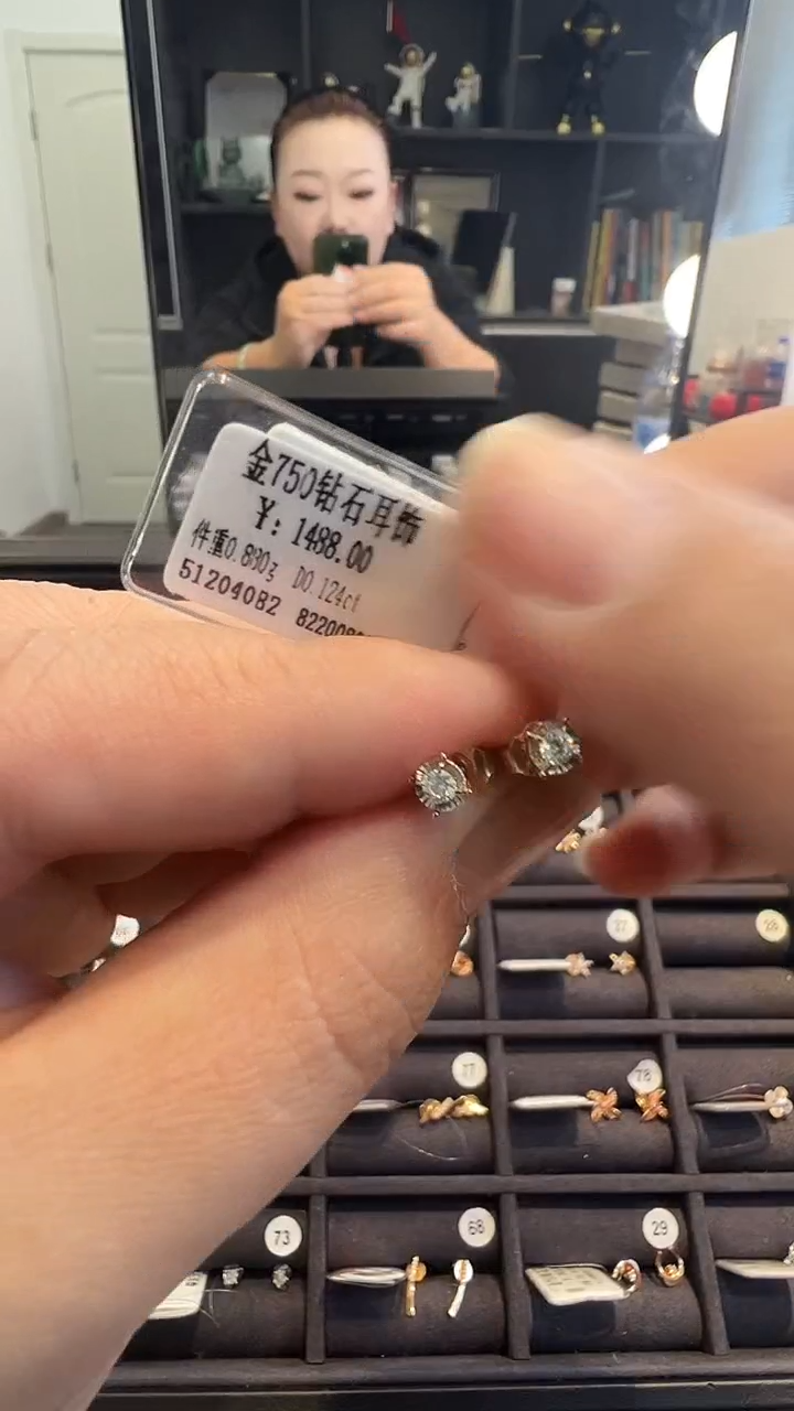 18K金镶嵌耳饰钻石天然真金真钻