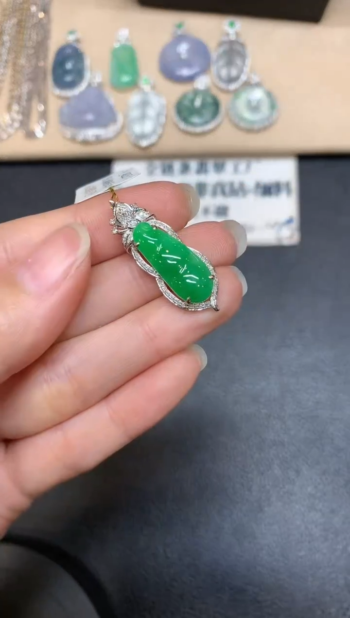 【闪购商品】翡翠吊坠(不含链)18K金镶嵌福豆【无服务费