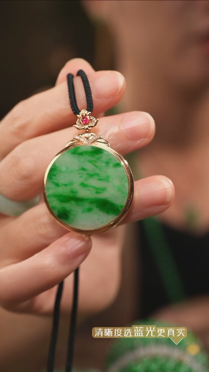 翡翠18K金镶嵌吊坠(不含链)飘辣绿翡翠圆牌吊坠