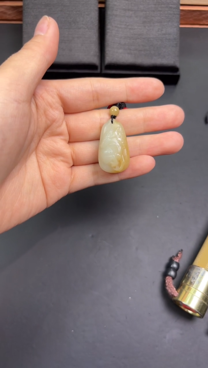 【闪购商品】和田玉吊坠(赠链)未镶嵌且末微色差迪克兰吊坠