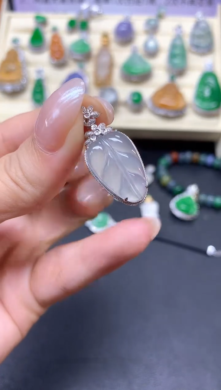 【闪购商品】翡翠吊坠(不含链)18K金镶嵌吊坠|2000+200