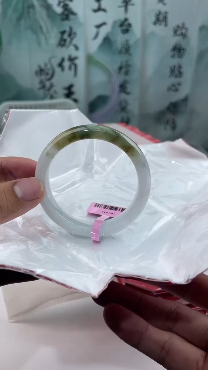【闪购商品】翡翠手镯未镶嵌1翡翠手镯（微瑕）