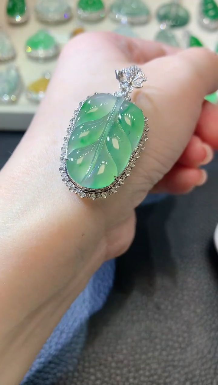 【闪购商品】翡翠吊坠(不含链)18K金镶嵌C32