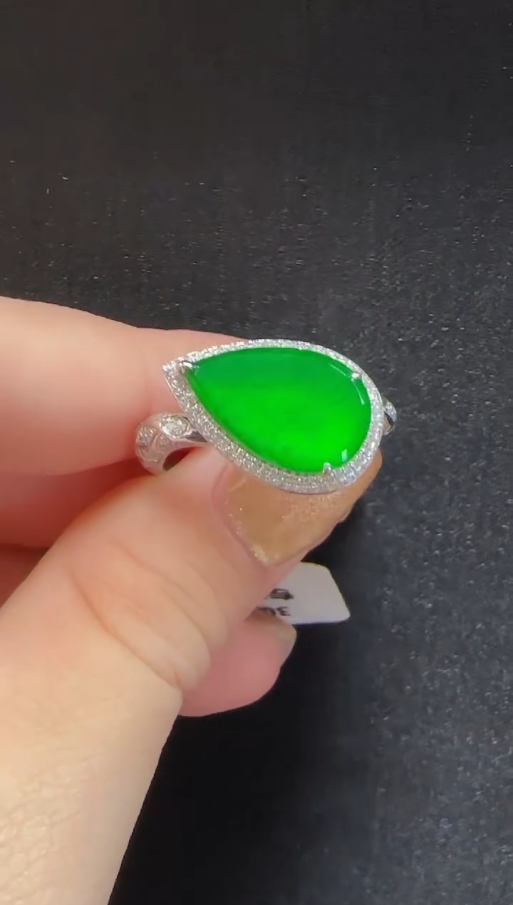 18K金镶嵌戒指翡翠000水滴一枚