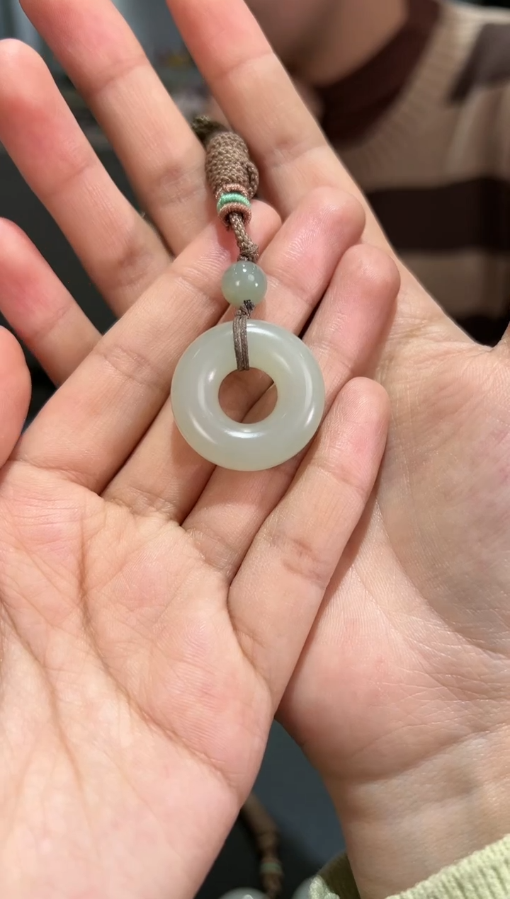 【闪购商品】和田玉吊坠(赠链)未镶嵌且末料青白玉高清白圆环吊坠
