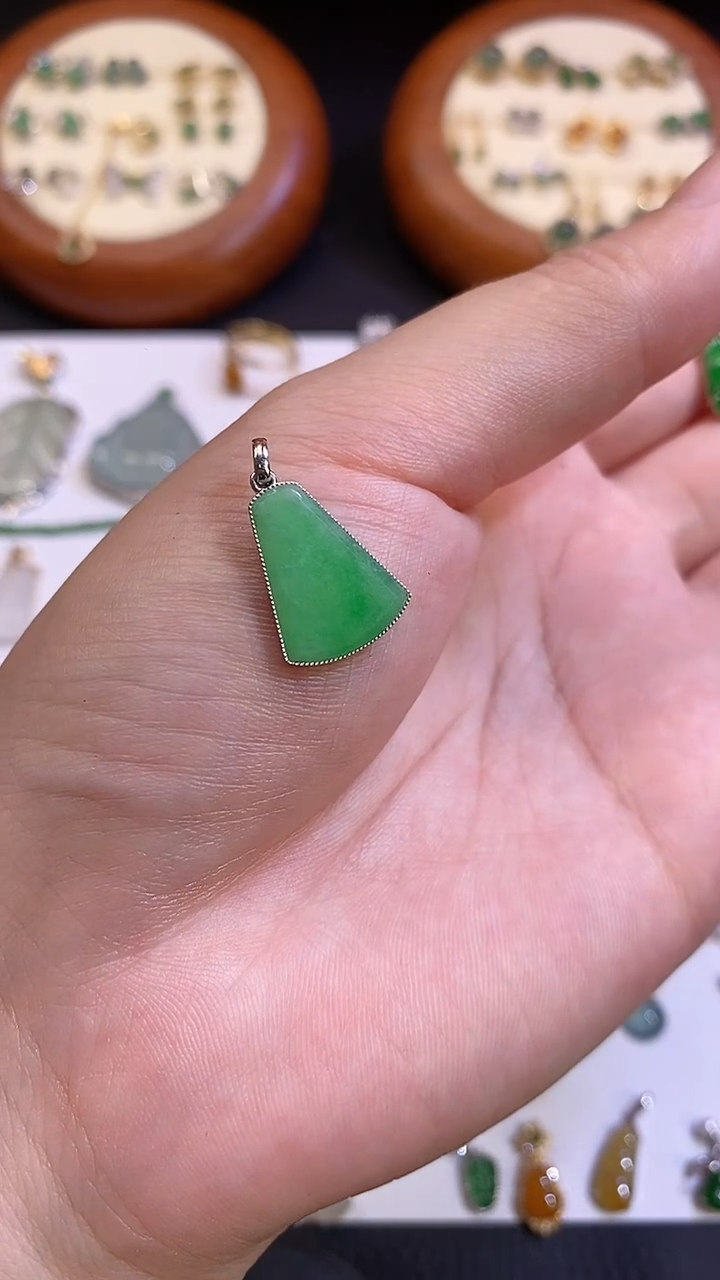 翡翠18K金镶嵌颈饰11111111111