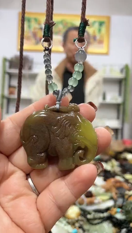 未镶嵌蛇纹石玉挂件 