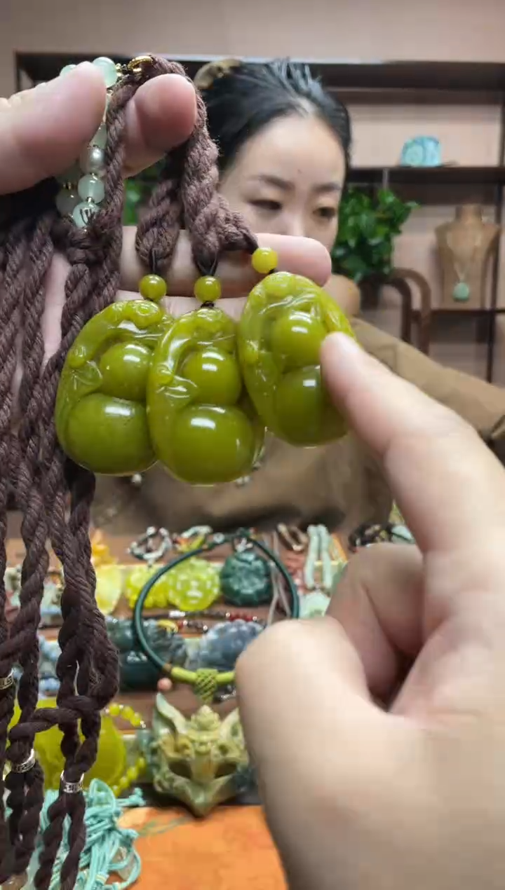 未镶嵌岫玉吊坠多样性发货发其中之一