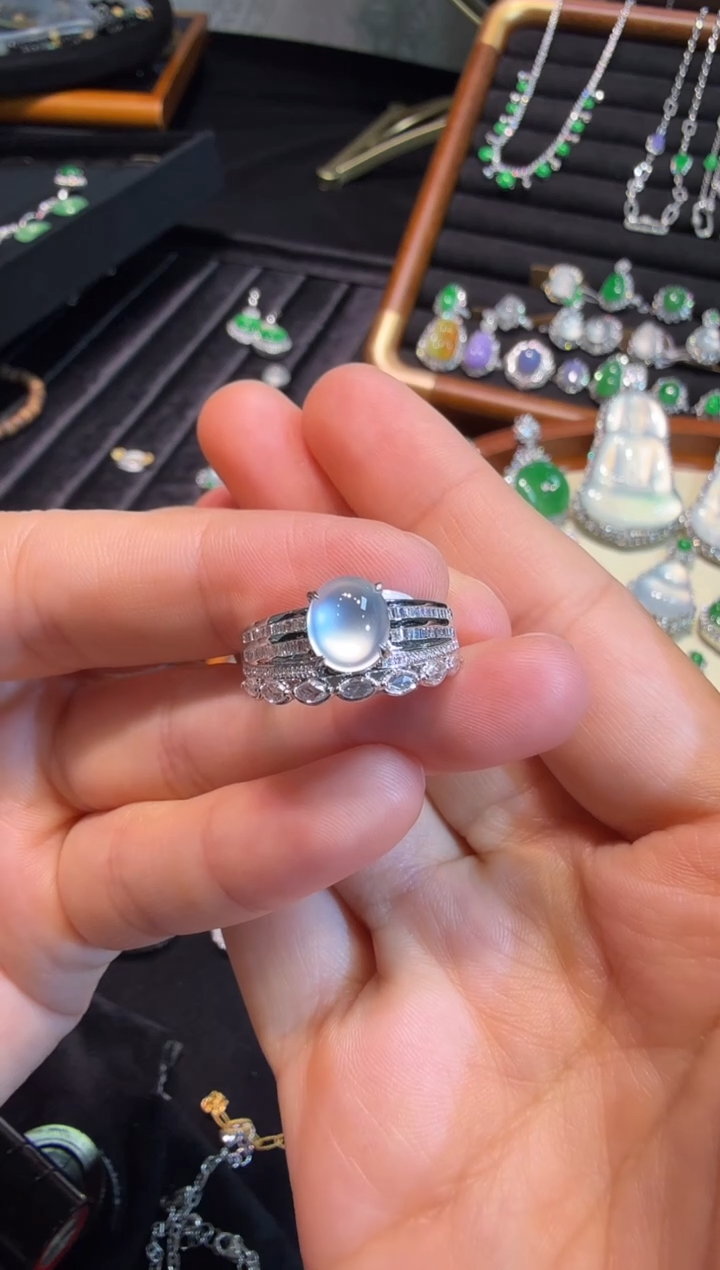 18K金镶嵌戒指翡翠玻璃种极光白蛋面戒指