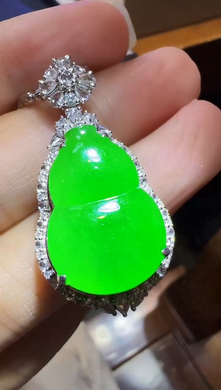 颈饰18K金镶嵌翡翠葫芦