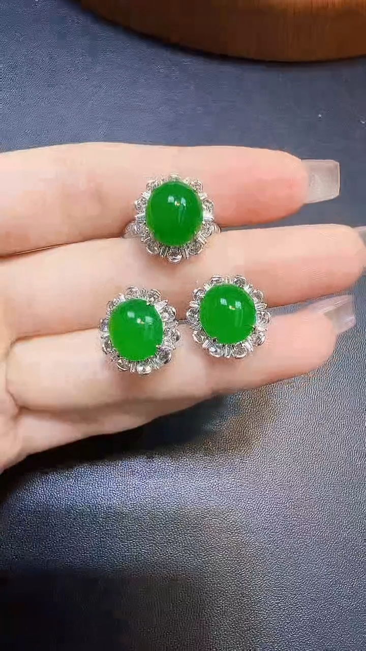 【闪购商品】翡翠吊坠(不含链)18K金镶嵌戒指耳钉一套