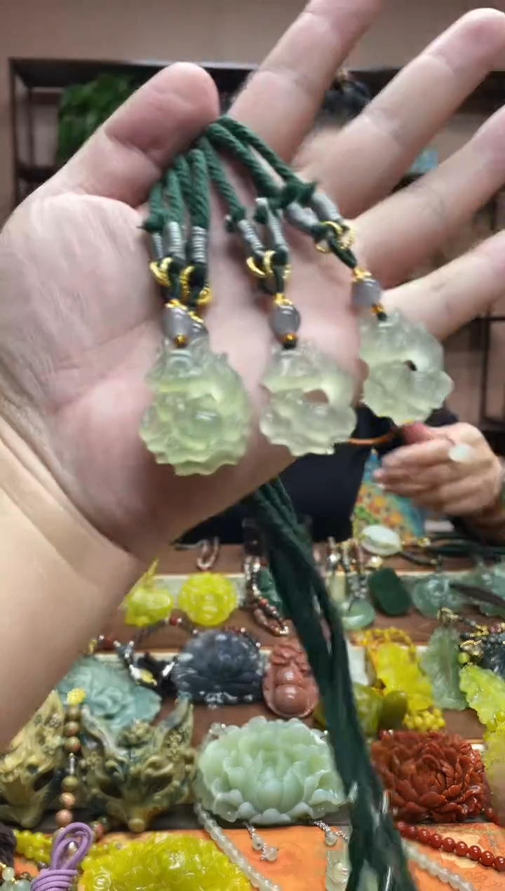 未镶嵌岫玉吊坠多样性发货发其中之一