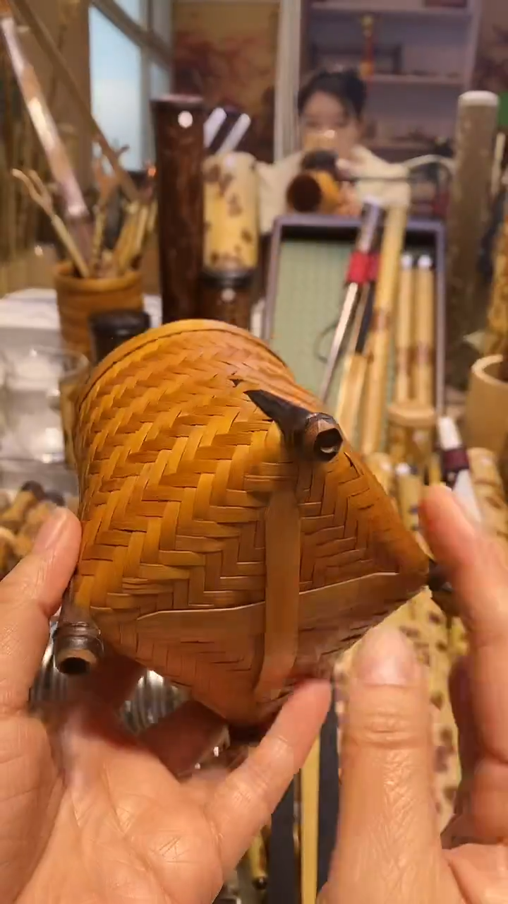 桃***o竹编精品笔筒一个