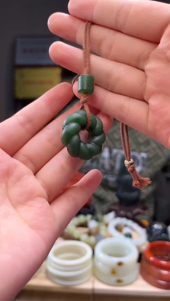 颈饰未镶嵌和田玉吊坠