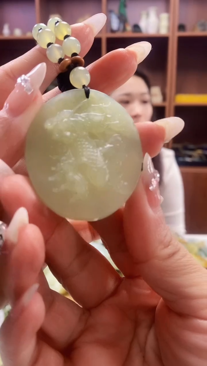 未镶嵌蛇纹石玉吊坠   