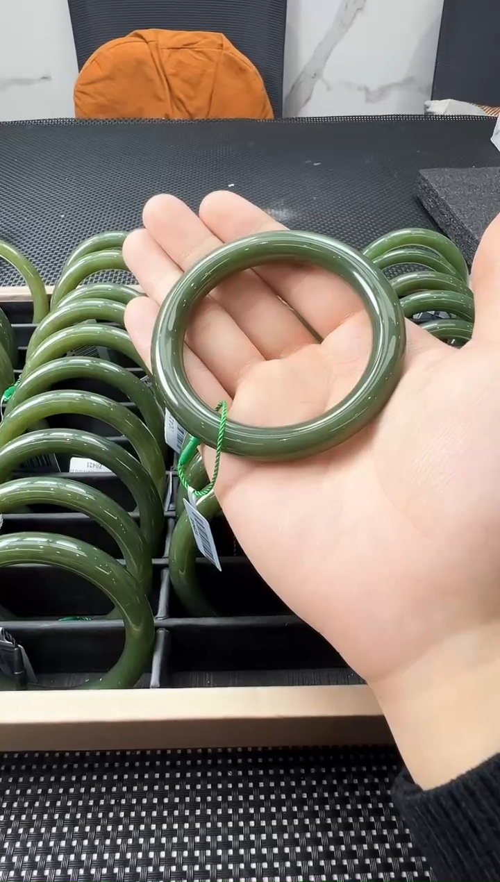 【闪购商品】和田玉手镯未镶嵌一支 多样性发1