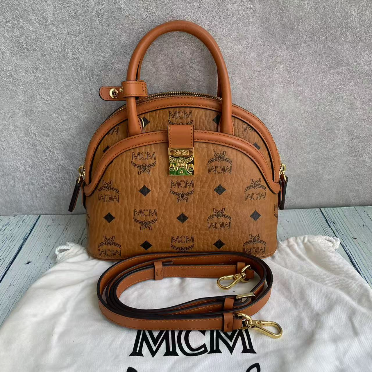 99新 MCM mcm复古安娜贝壳小号斜挎包98新