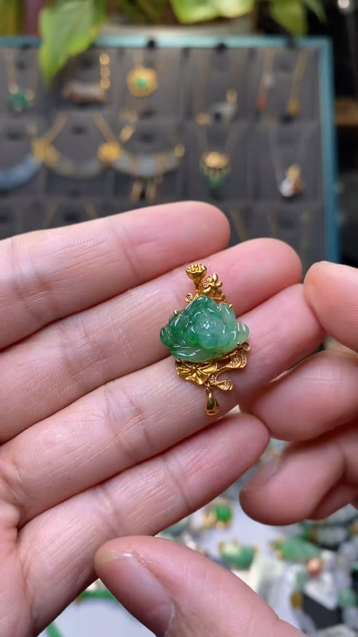 颈饰18K金镶嵌翡翠38077