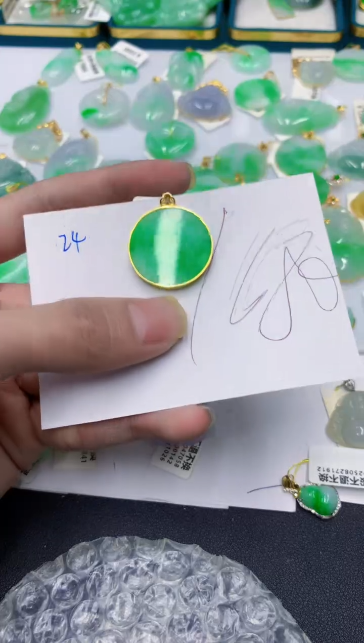 颈饰18K金镶嵌翡翠1111111