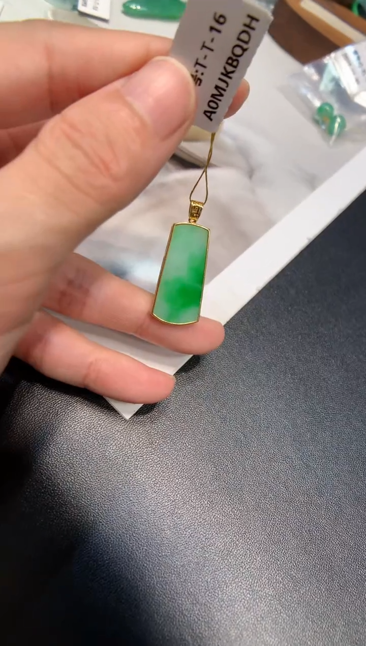 吊坠(不含链)18K金镶嵌翡翠无事牌