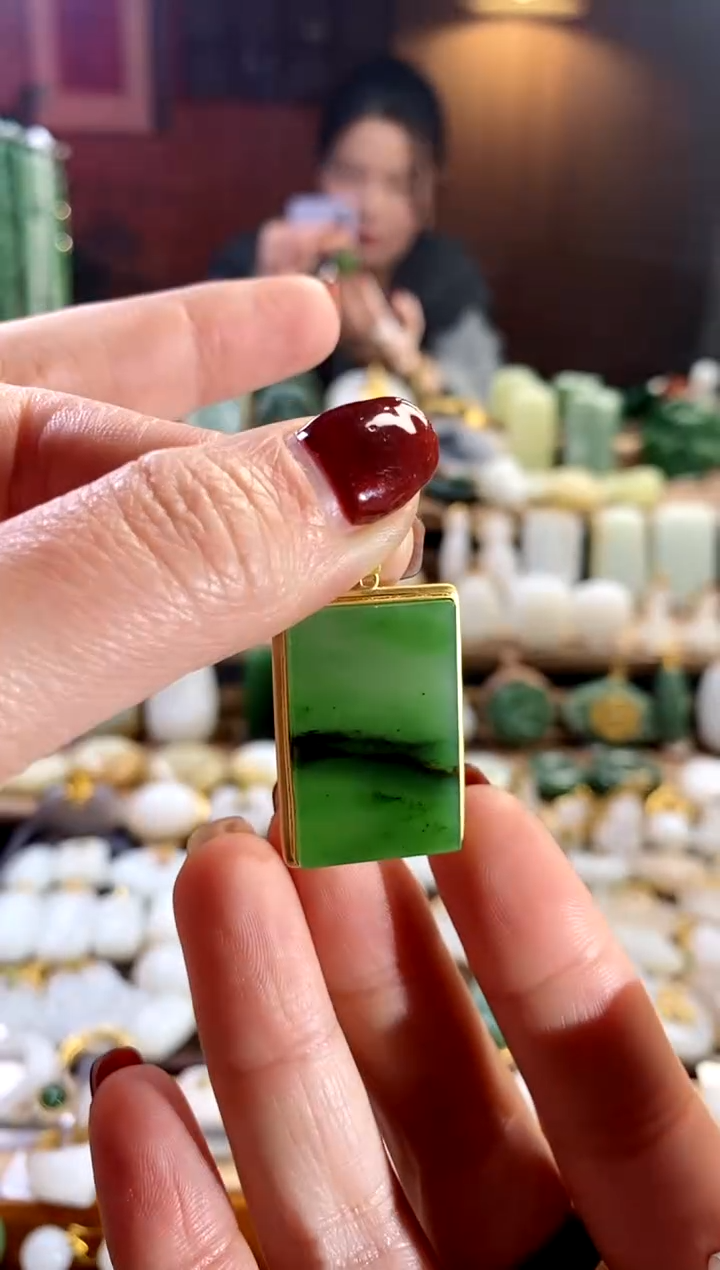 【闪购商品】和田玉吊坠18K金镶嵌。