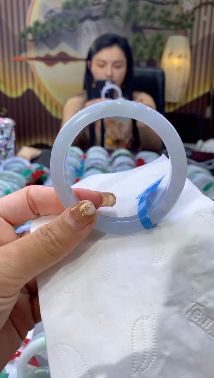 翡翠手镯未镶嵌多人05068