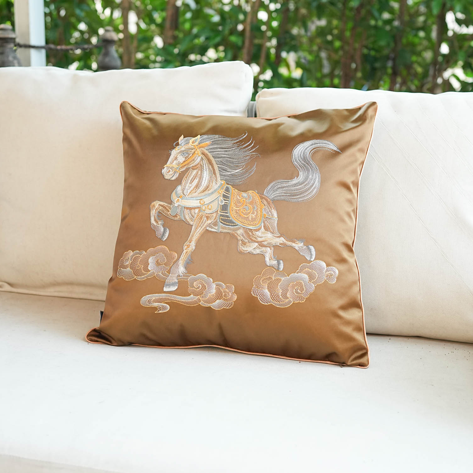 【奇居巍】新中式刺绣花靠垫含芯家用靠枕抱枕 万马奔腾褐色