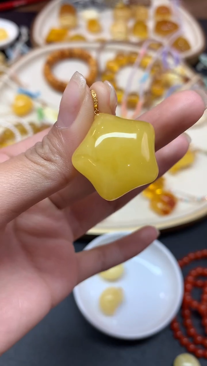 【闪购商品】蜜蜡裸石18K金镶嵌吊坠A211|1380