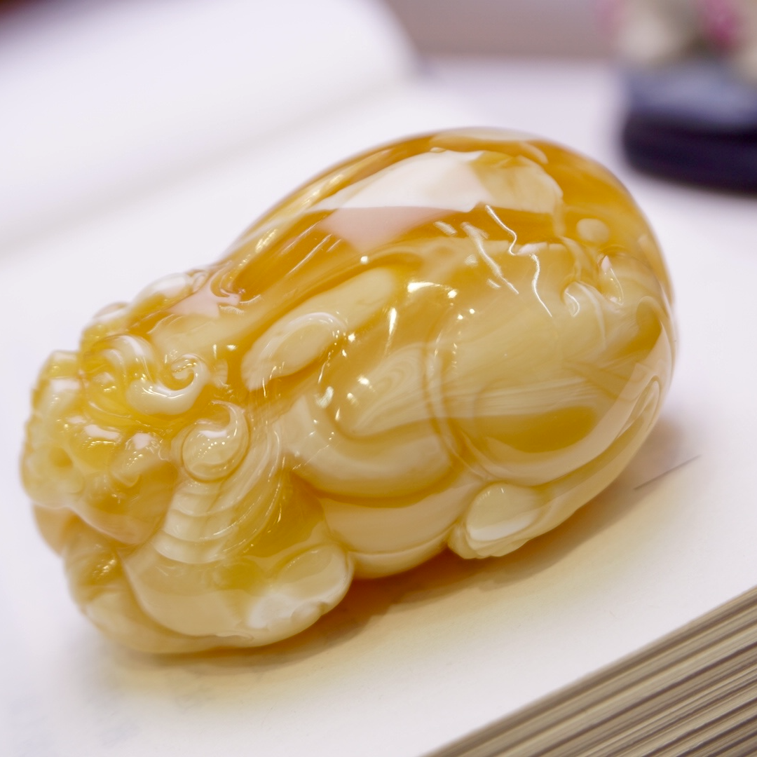 精品雕刻妖花貔貅蜜蜡吊坠