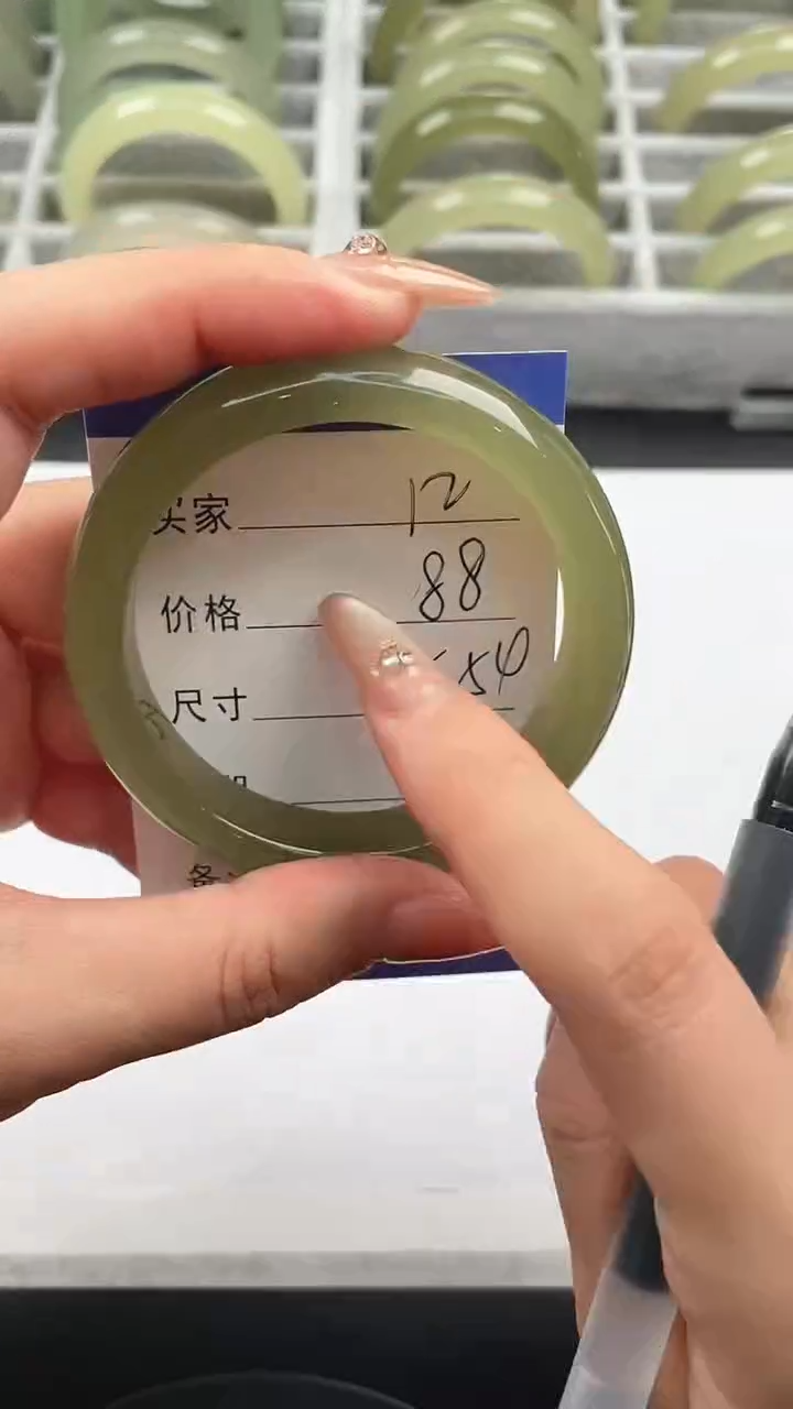未镶嵌手镯石英质玉湖水绿