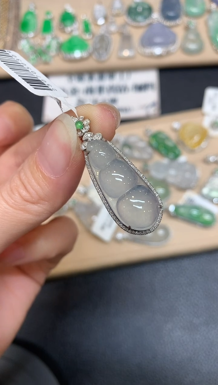 【闪购商品】翡翠颈饰18K金镶嵌福豆【无服务费