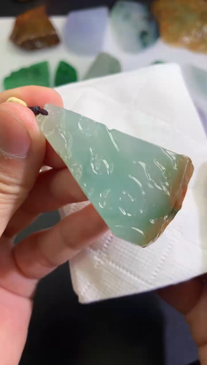 颈饰未镶嵌翡翠  