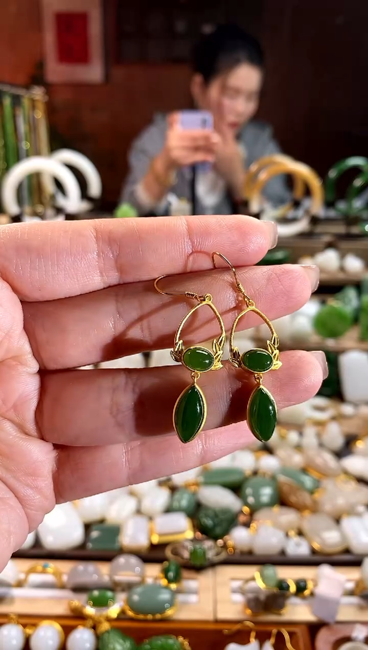 【闪购商品】和田玉耳饰银S925镶嵌。